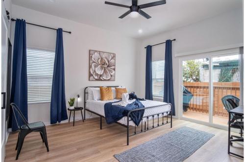 En eller flere senge i et værelse på 5BR3BA Minutes from the Action with Skyline Views