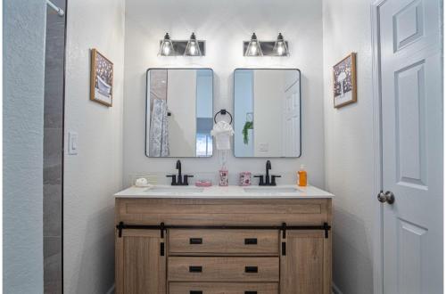 Et badeværelse på 5BR3BA Minutes from the Action with Skyline Views