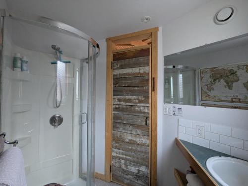 Yukon Sweet Spot Bed and Bakery في وايتهورس: حمام مزود بدش ومغسلة