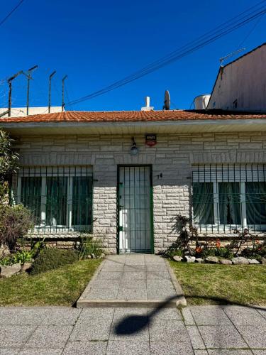 een bakstenen gebouw met een grote deur en ramen bij Casa Surf bonnet in Mar del Plata