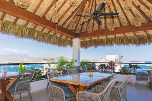 GaritaにあるCasa Vanoraのパティオ(テーブル、椅子、天井ファン付)
