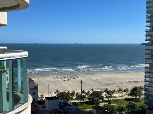 vista para a praia a partir de um edifício em Estanconfor Vista Mar em Santos em Santos