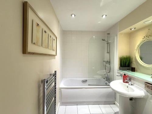 Et badeværelse på Vikings Apartment City Centre Exclusive Offers With Private Parking & Terrace