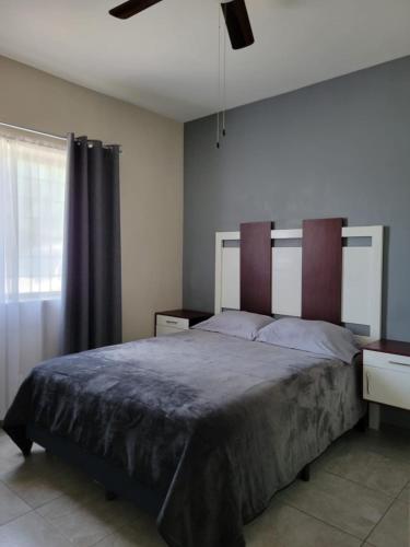 a bedroom with a large bed and a window at Departamento Independiente y Acogedor in Ciudad Juárez