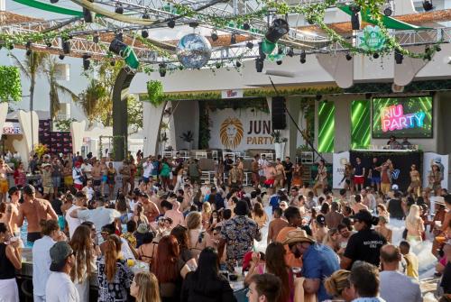 a crowd of people standing in front of a stage at Riu Palace Peninsula - All Inclusive in Cancún