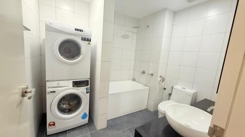 Un baño de Chamber service Suites Kuala Lumpur
