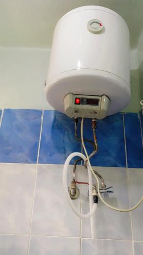 suszarka do włosów na ścianie łazienki w obiekcie شقه بنزله عبد اللاه باسيوط w mieście Nazlat ‘Abd Allāh