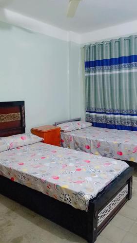 sypialnia z 3 łóżkami w pokoju w obiekcie شقه بنزله عبد اللاه باسيوط w mieście Nazlat ‘Abd Allāh