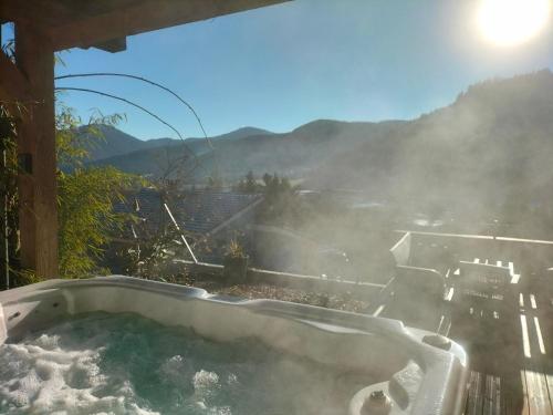 Nespecifikovaný výhled na hory nebo výhled na hory při pohledu z prázdninového domu