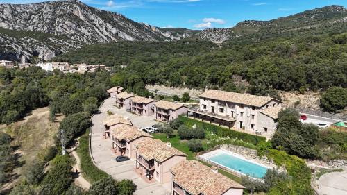 Luftaufnahme eines Hauses mit Swimmingpool in der Unterkunft Apartahotel Valle de Rodellar in Rodellar