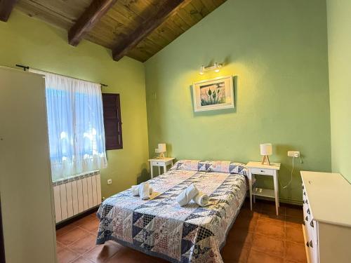 ein Schlafzimmer mit einem Bett, zwei Tischen und einem Fenster in der Unterkunft Apartahotel Valle de Rodellar in Rodellar