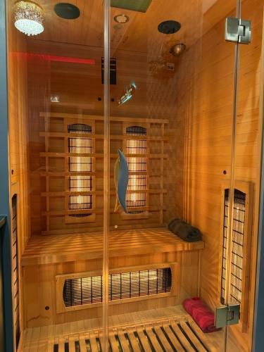 Koupelna v ubytování Gold Glass z Jacuzzi &Sauną Rynek Centrum-Parking