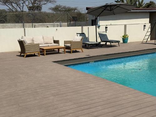 Piscina de la sau aproape de Avondale Villa