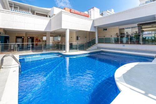a large swimming pool in front of a building at Hotel Arhuaco Rodadero in Santa Marta