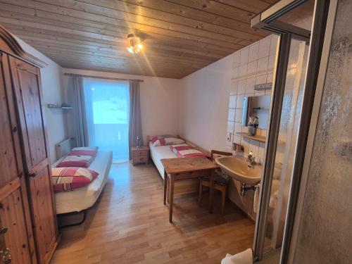 Ένα ή περισσότερα κρεβάτια σε δωμάτιο στο s' Ludwign Haus