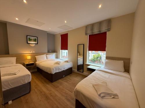 En eller flere senge i et værelse på The Townlets Townhouse - 5BR - sleeps 13