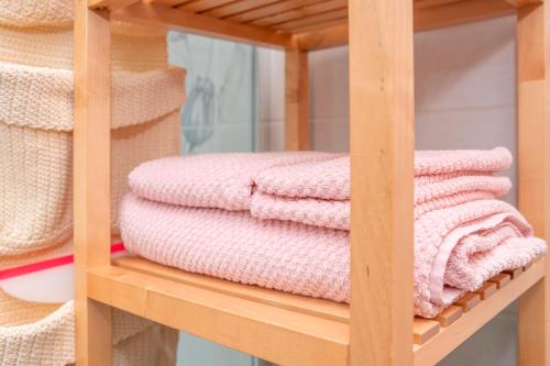 帕卢扎Cjase al Tistignar的木架上堆着一堆粉色毛巾