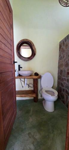 un bagno con un water e un lavandino di Ruunda, Hotel a San Agustinillo