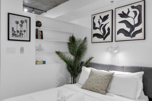 Postel nebo postele na pokoji v ubytování Dreaming at the Base of the Mountain With Parking