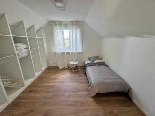 Un dormitorio pequeño con una cama y una ventana. en Family & Worker Accommodations in Uddevalla, en Uddevalla