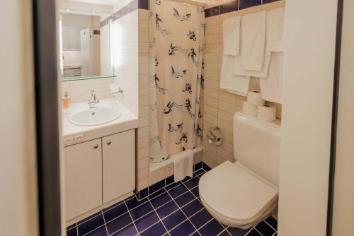 Et badeværelse på Surfers Deck near Interlaken, at lake with pool