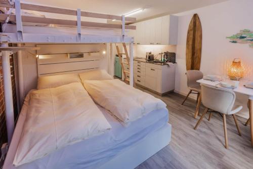 En eller flere senge i et værelse på Surfers Deck near Interlaken, at lake with pool