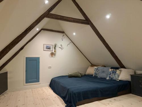 Ένα ή περισσότερα κρεβάτια σε δωμάτιο στο Historic Cannon House From 1777 On Læsø