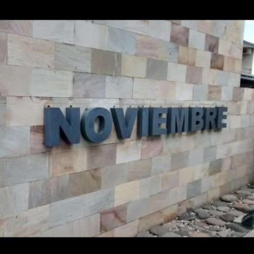 科尔多瓦Complejo NOVIEMBRE的建筑物侧面的标志牌上写着“novoeper”。