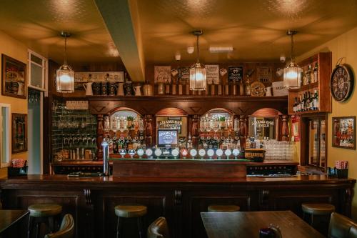 ディングルにあるAdams Townhouseのたくさんの酒瓶があるバー