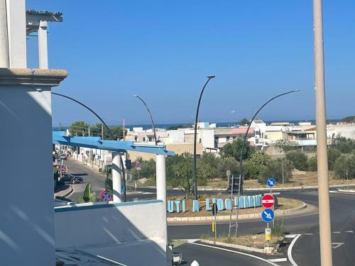 丽都玛里尼Casa Azzurra的一个可以俯瞰街道的加油站