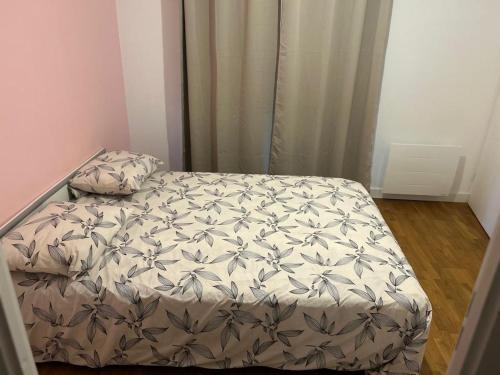 科尔贝埃索讷Omega Appartment的一张位于小房间的床,配有白色床罩