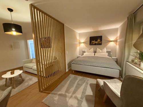 ein Schlafzimmer mit Bett und ein Wohnzimmer in der Unterkunft Krämernest in Erfurt