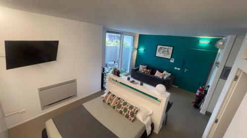 een woonkamer met een bank en een flatscreen-tv bij GreenSpace Romantic Studio - Piazza del Popolo in Rome