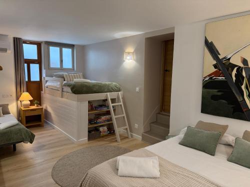 Ένα ή περισσότερα κρεβάτια σε δωμάτιο στο Maison Palomase en plein cœur de Sancerre