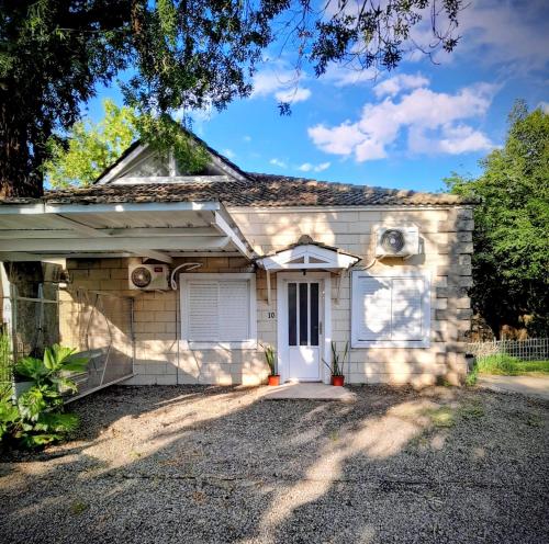 Entre Verde في كونسيبسيون ديل أوروغواي: منزل من الطوب الأبيض مع مرآب للسيارات