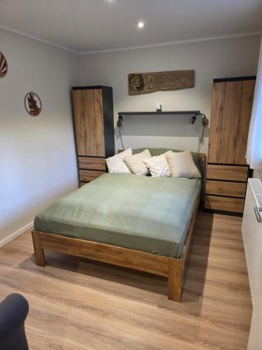 Llit o llits en una habitació de Cozy Luhe Cottage