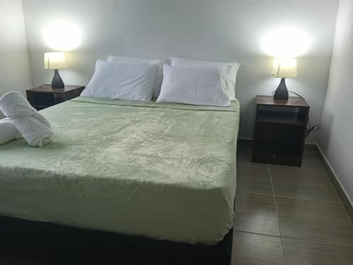 Łóżko lub łóżka w pokoju w obiekcie Encantador refugio con piscina a 20 minutos de Villeta