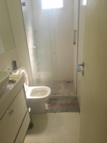 un bagno con doccia, WC e lavandino di Dois Quartos Completo a Vila Velha