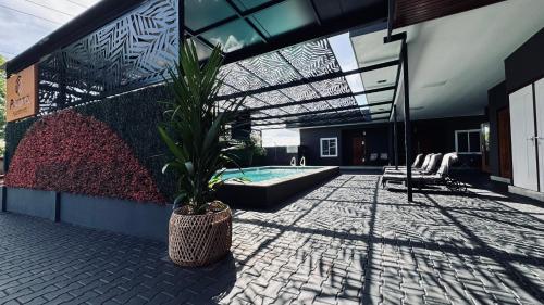 uma planta de vasos sentada no chão de um edifício em Pavema Apartments em Paramaribo