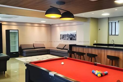 Et opholdsområde på Cozy with Stunning View on the 33rd floor