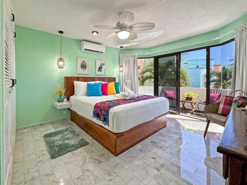 a bedroom with a bed and a balcony at Casa Cuatro Estaciones in Puerto Morelos