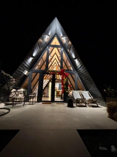 格拉迪什卡Villa Natura的一座大型教堂，正面装饰着圣诞饰品。