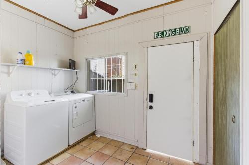 Kuchyň nebo kuchyňský kout v ubytování Historic Midtown Apartment