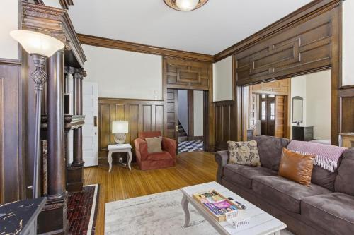 Posezení v ubytování Historic Midtown Apartment