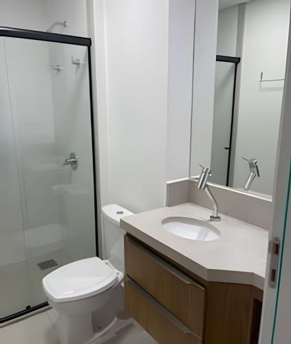 a bathroom with a toilet and a sink and a shower at Stay Pure | Design Clean e Atmosfera Tranquila in Campo Grande