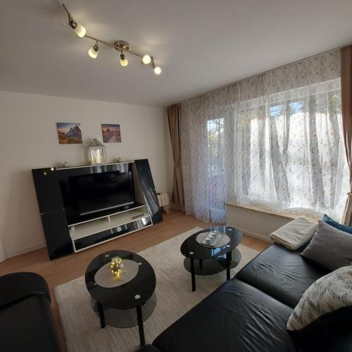 ein Wohnzimmer mit Sofa und Fernseher in der Unterkunft Ferienwohnung Emma in Castrop-Rauxel