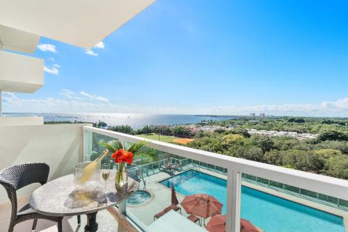 En balkon eller terrasse på MVR Designer Suite with Balcony and Miami-s Best Views