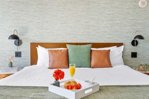 En eller flere senge i et værelse på MVR Designer Suite with Balcony and Miami-s Best Views