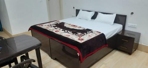 Кровать или кровати в номере Bhagwati Homestay