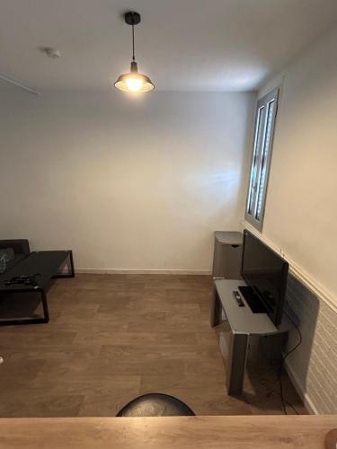 un soggiorno con TV e scrivania di Studio lumineux a Marsiglia